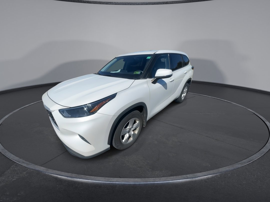 2022 Toyota Highlander LE photo 4
