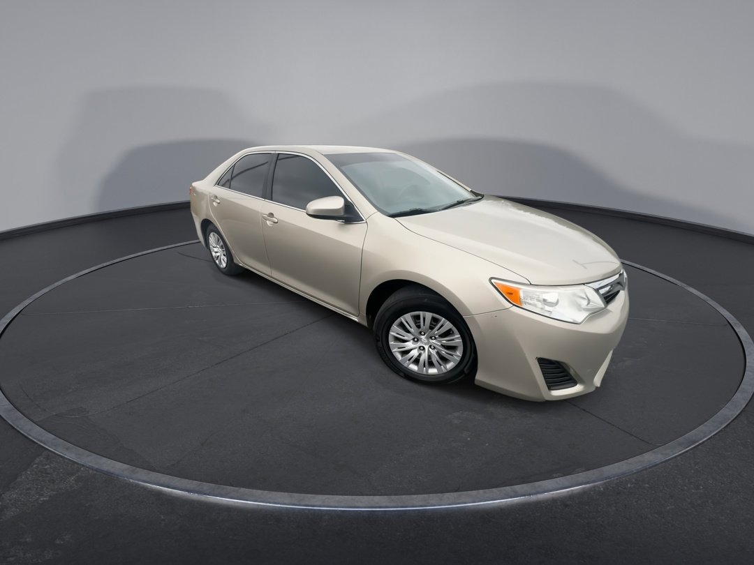 2014 Toyota Camry LE photo 2