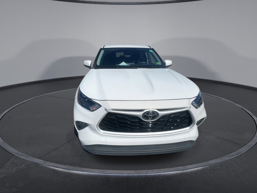 2022 Toyota Highlander LE photo 3