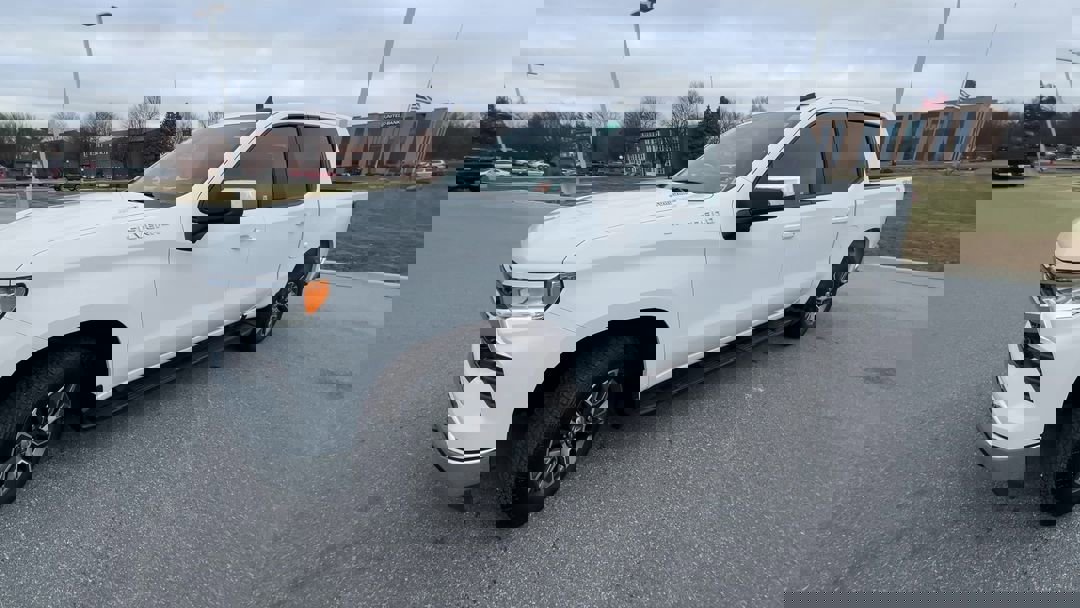 2024 Chevrolet Silverado 1500 LT photo 4