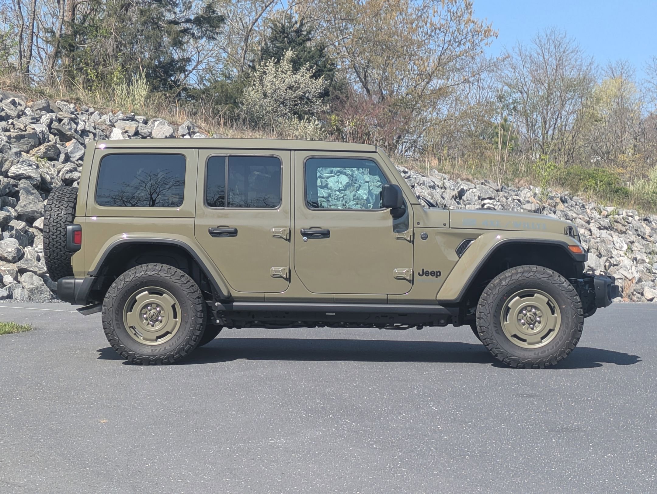 2025 Jeep Wrangler 4xe Willys Retro Edition photo 4