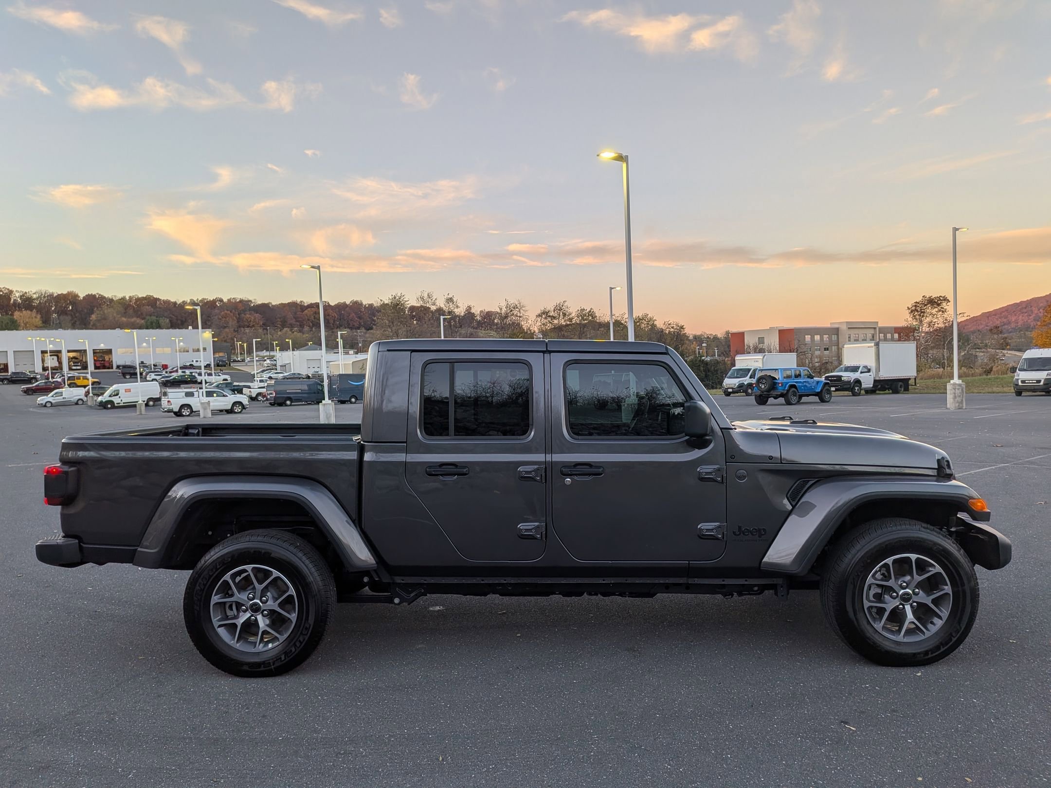 2025 Jeep Gladiator Sport S photo 4
