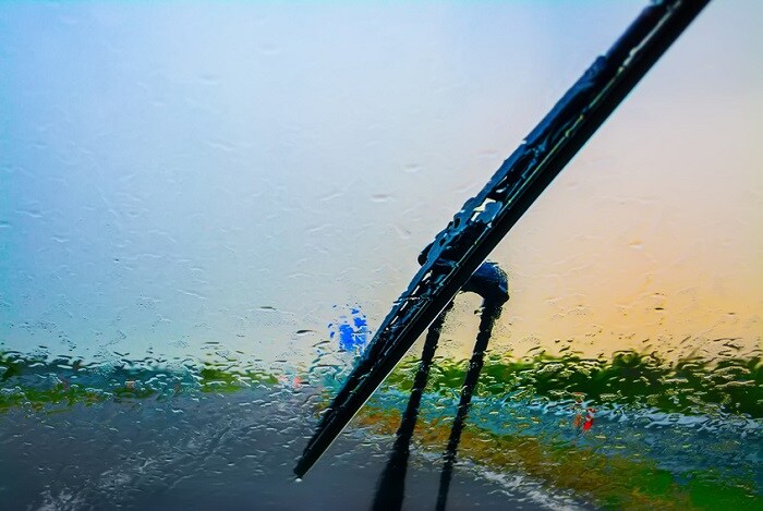 Wiper_On_Wet_Windshield.jpg