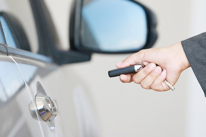 Woman_Unlocking_Car.jpg