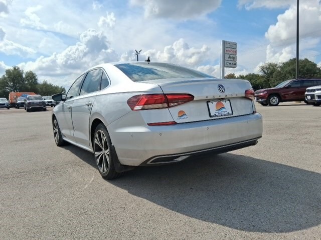 2020 Volkswagen Passat 2.0T SEL photo 3