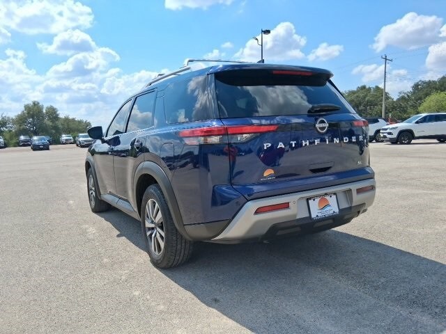 2023 Nissan Pathfinder SL photo 2