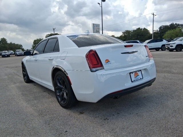 2022 Chrysler 300 Touring photo 2