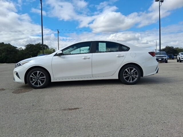 2023 Kia Forte LXS photo 2