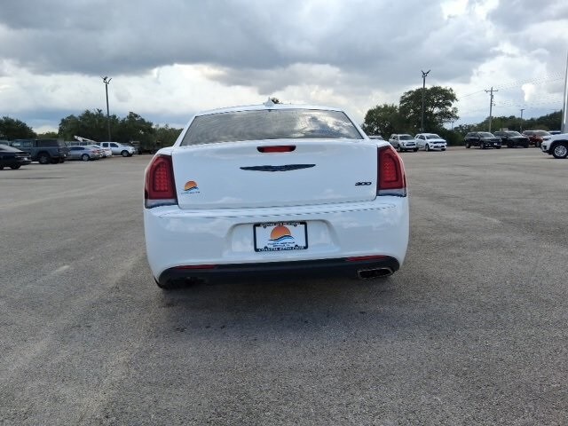 2022 Chrysler 300 Touring photo 3