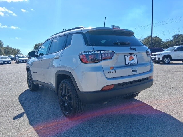 2026 Jeep Compass Latitude Altitude photo 3