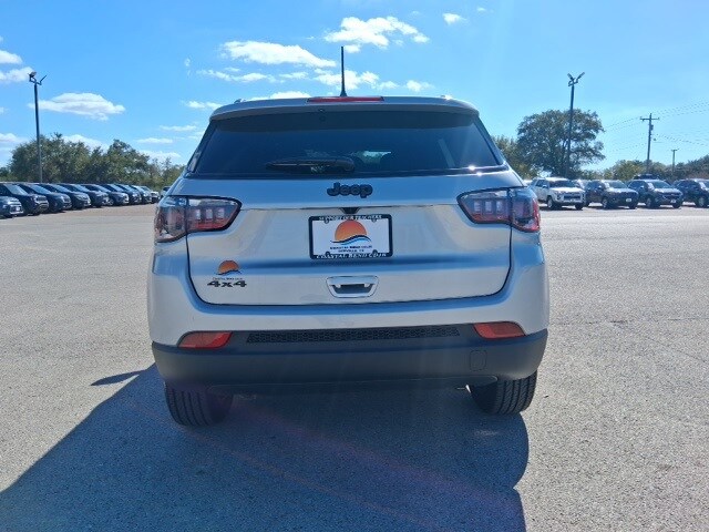 2026 Jeep Compass Latitude Altitude photo 4