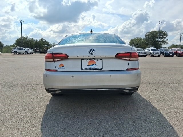 2020 Volkswagen Passat 2.0T SEL photo 4