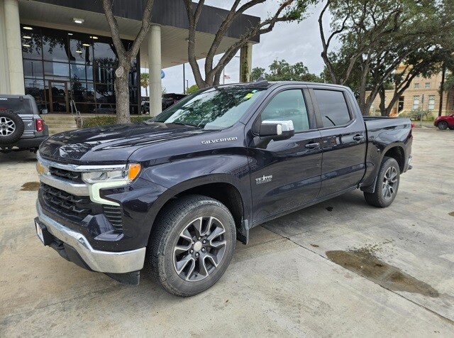 2022 Chevrolet Silverado 1500 LT photo 2