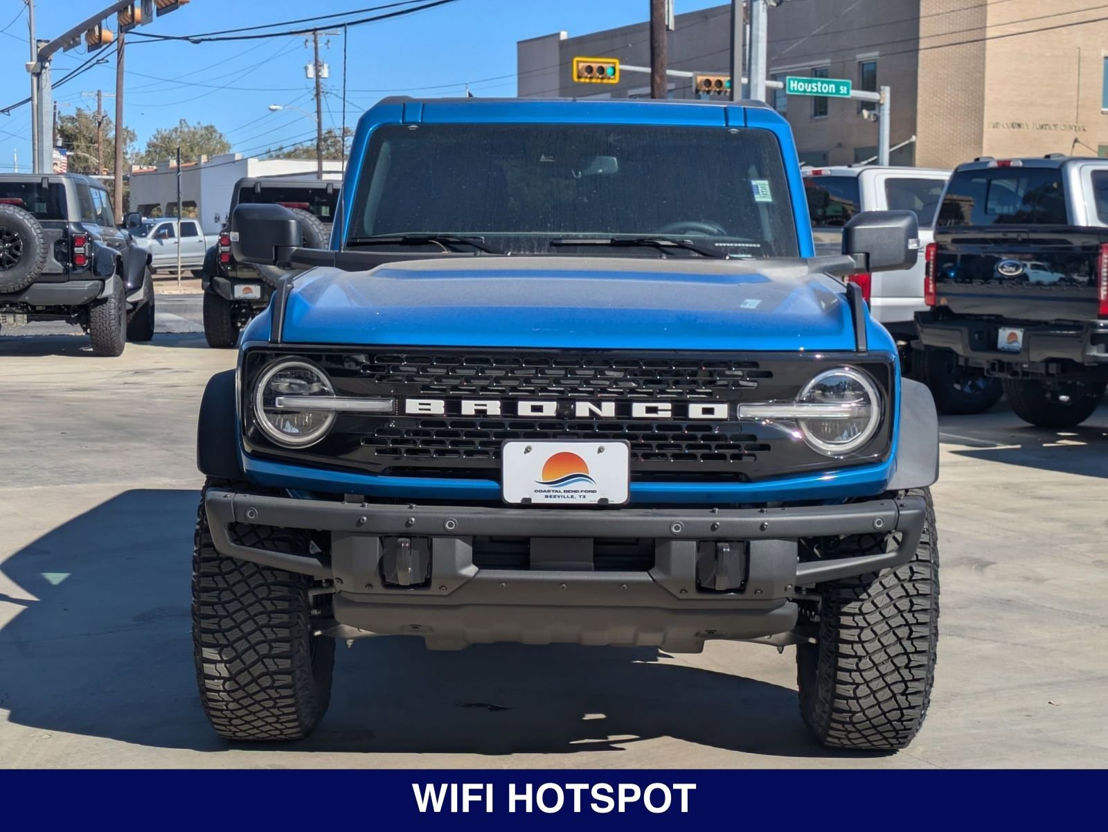 2024 Ford Bronco Wildtrak photo 2