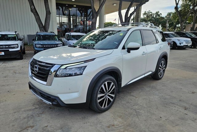2023 Nissan Pathfinder Platinum photo 2
