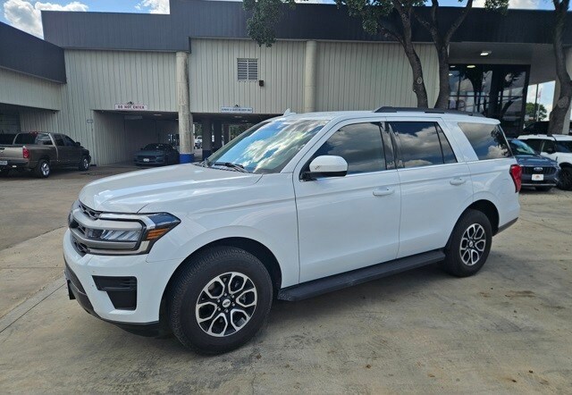 2023 Ford Expedition XLT photo 2