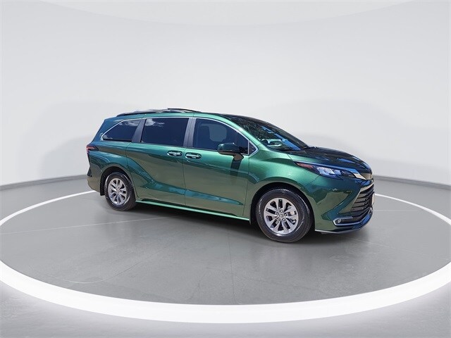 2024 Toyota Sienna XLE photo 2