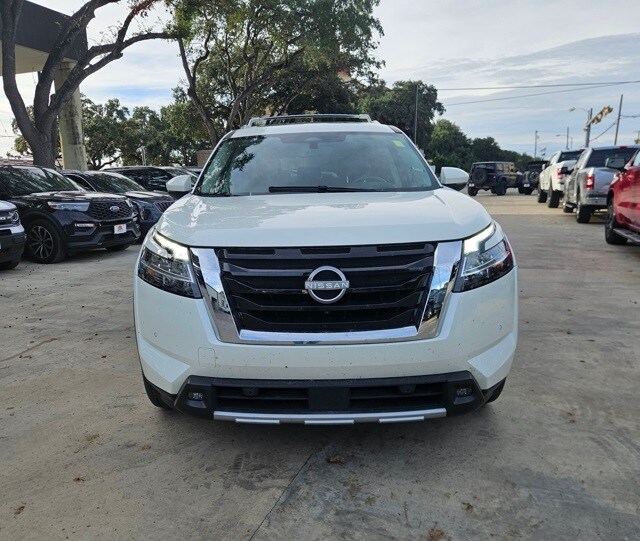 2023 Nissan Pathfinder Platinum photo 3