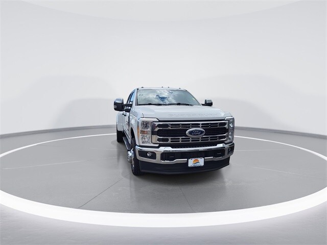 2023 Ford F-350 XLT photo 3