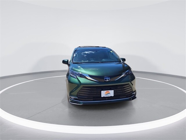 2024 Toyota Sienna XLE photo 3