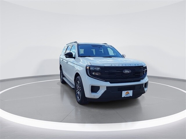 2025 Ford Expedition photo 2
