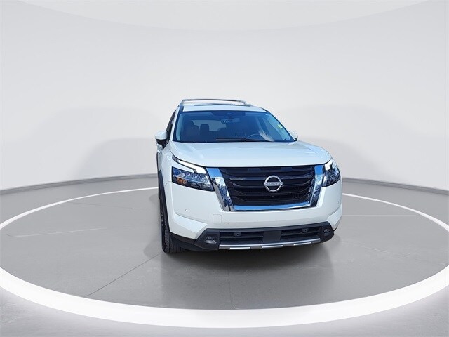 2023 Nissan Pathfinder Platinum photo 3