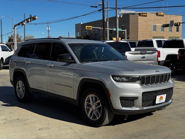 2022 Jeep Grand Cherokee Laredo photo 2