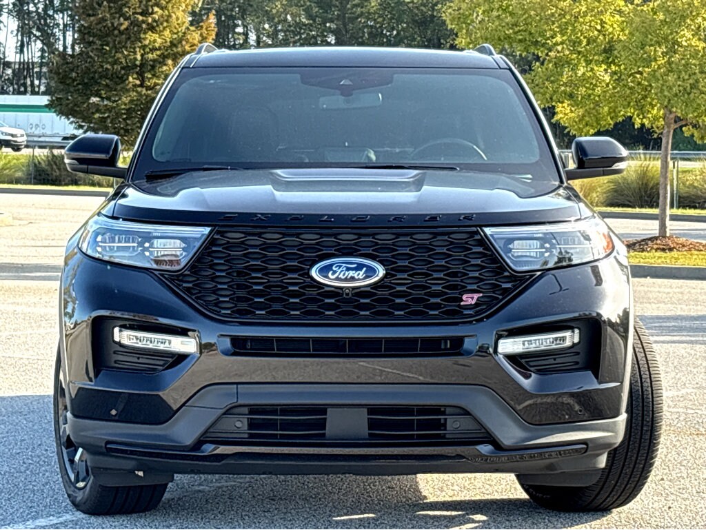2023 Ford Explorer ST photo 2