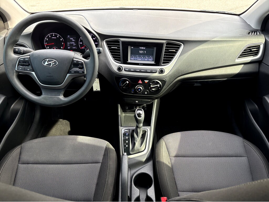 2022 Hyundai Accent SE photo 3