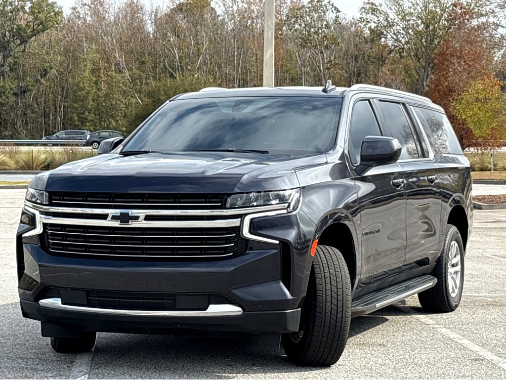 2022 Chevrolet Suburban LT photo 3