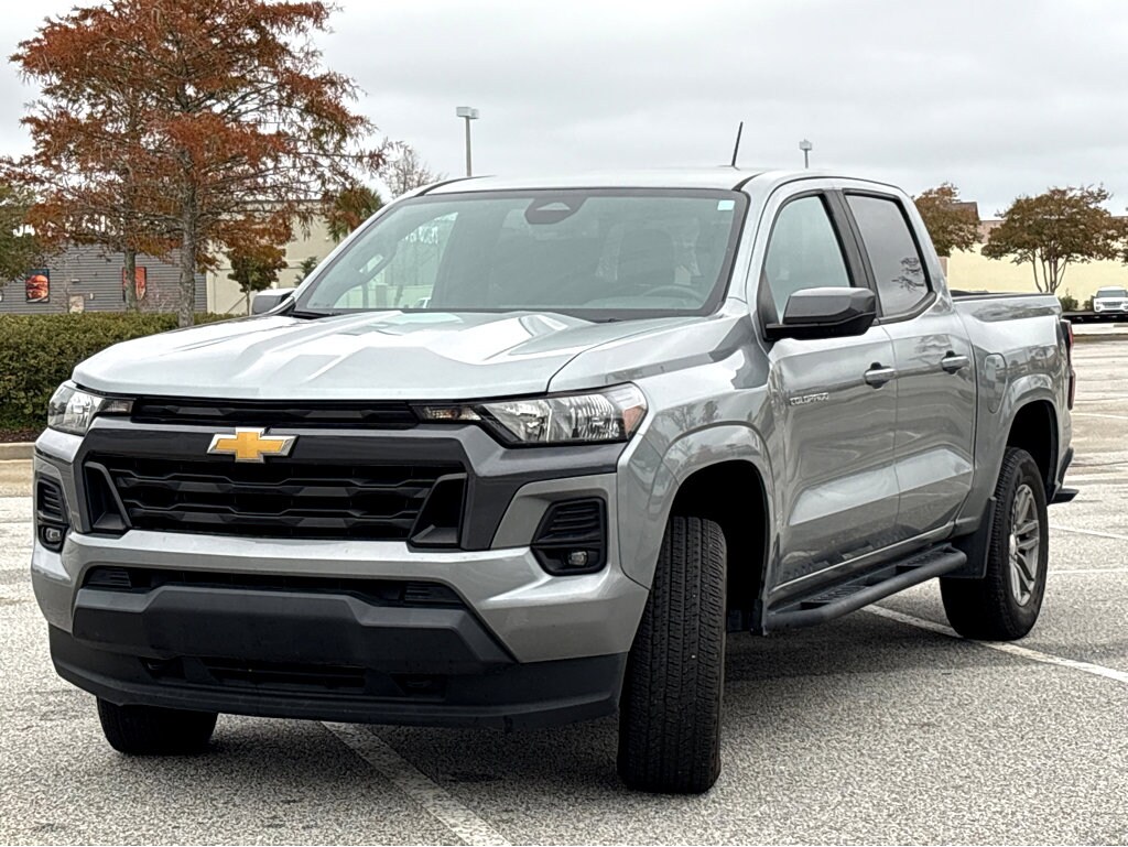 2023 Chevrolet Colorado LT photo 3