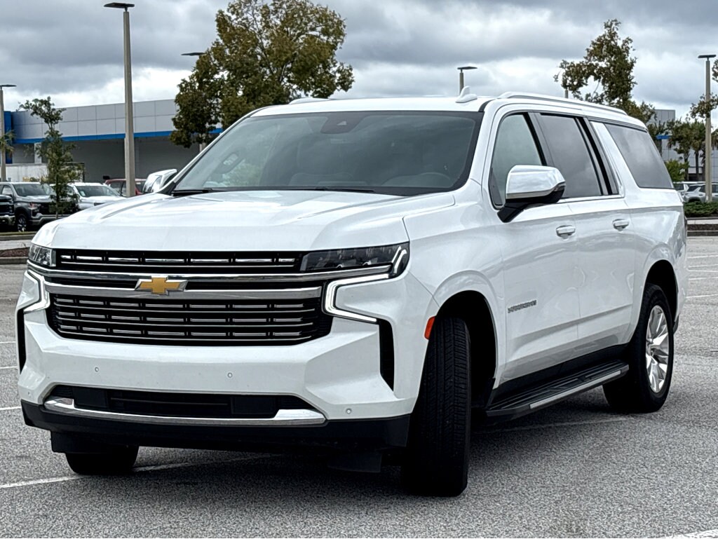 2023 Chevrolet Suburban Premier photo 2