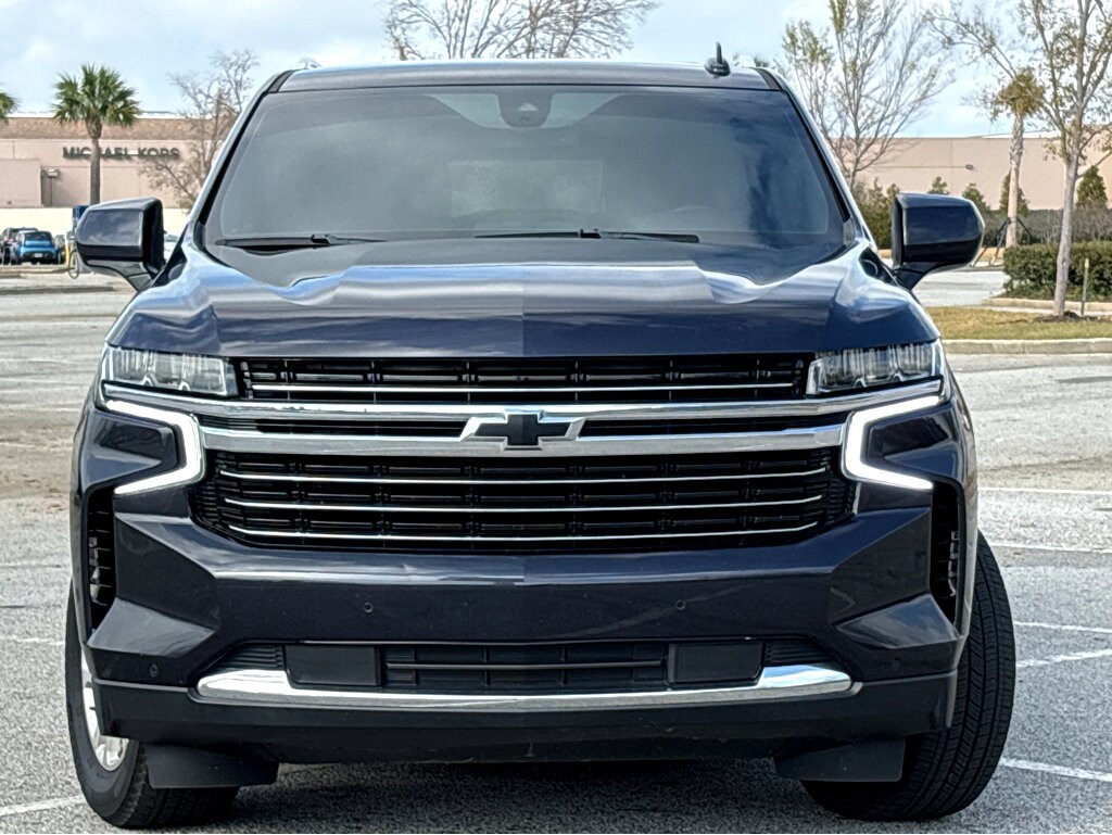 2022 Chevrolet Suburban LT photo 2