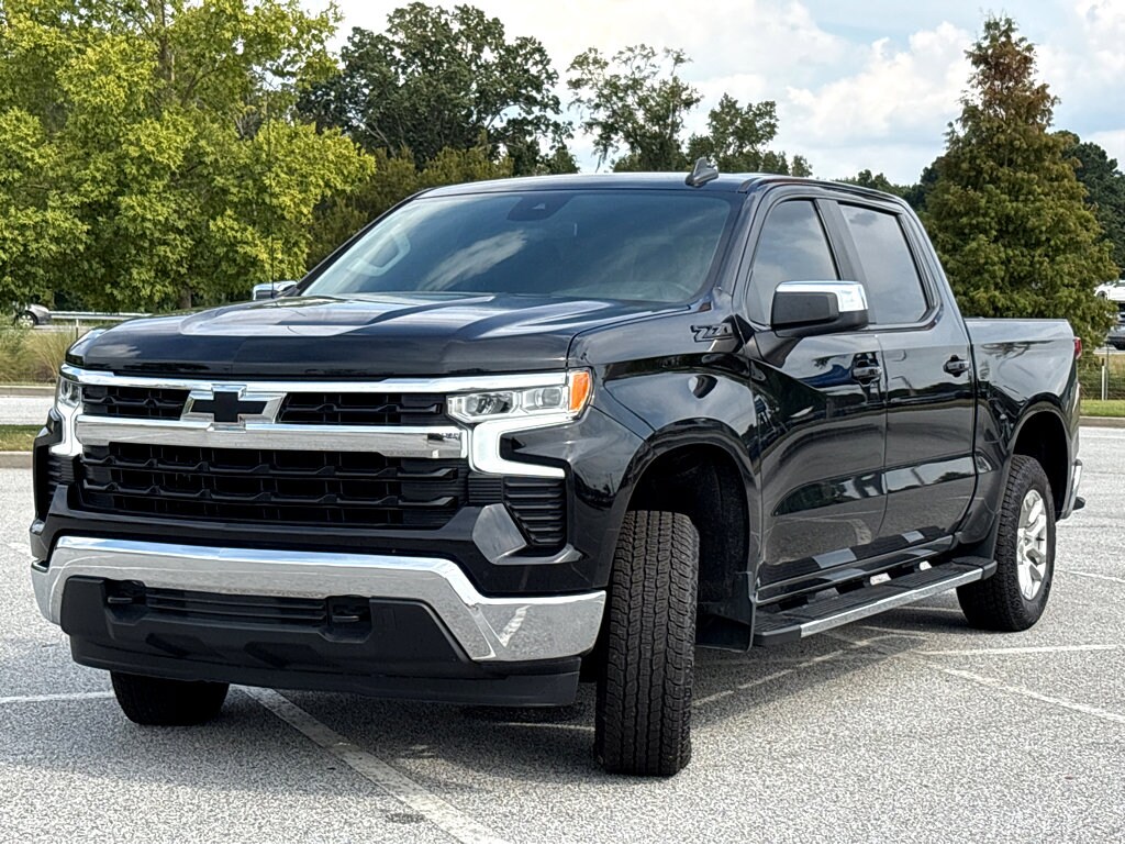 2024 Chevrolet Silverado 1500 LT photo 3