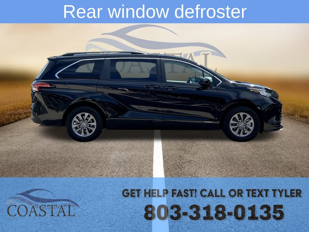 2021 Toyota Sienna LE photo 3