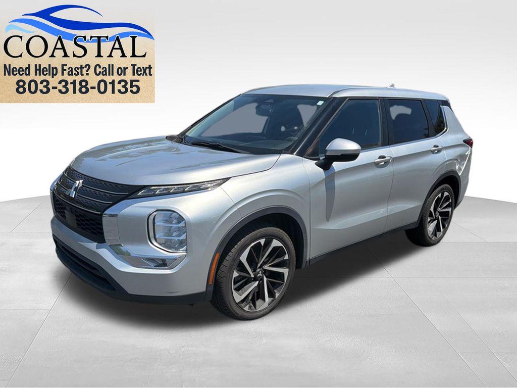 2022 Mitsubishi Outlander ES FWD's photo