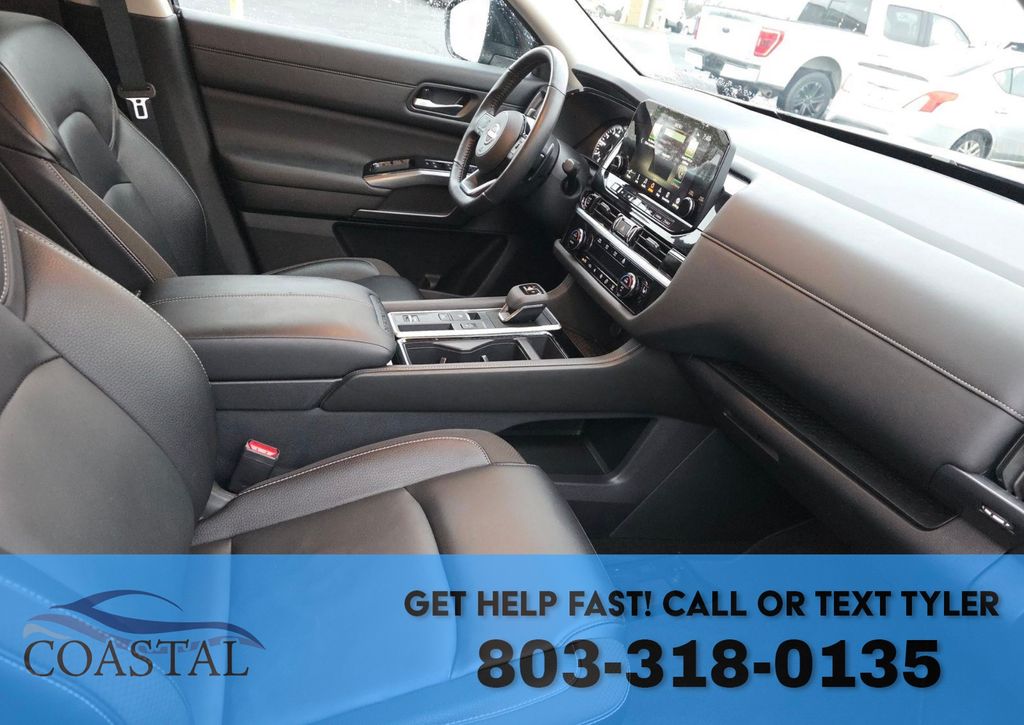 2024 Nissan Pathfinder SL photo 3