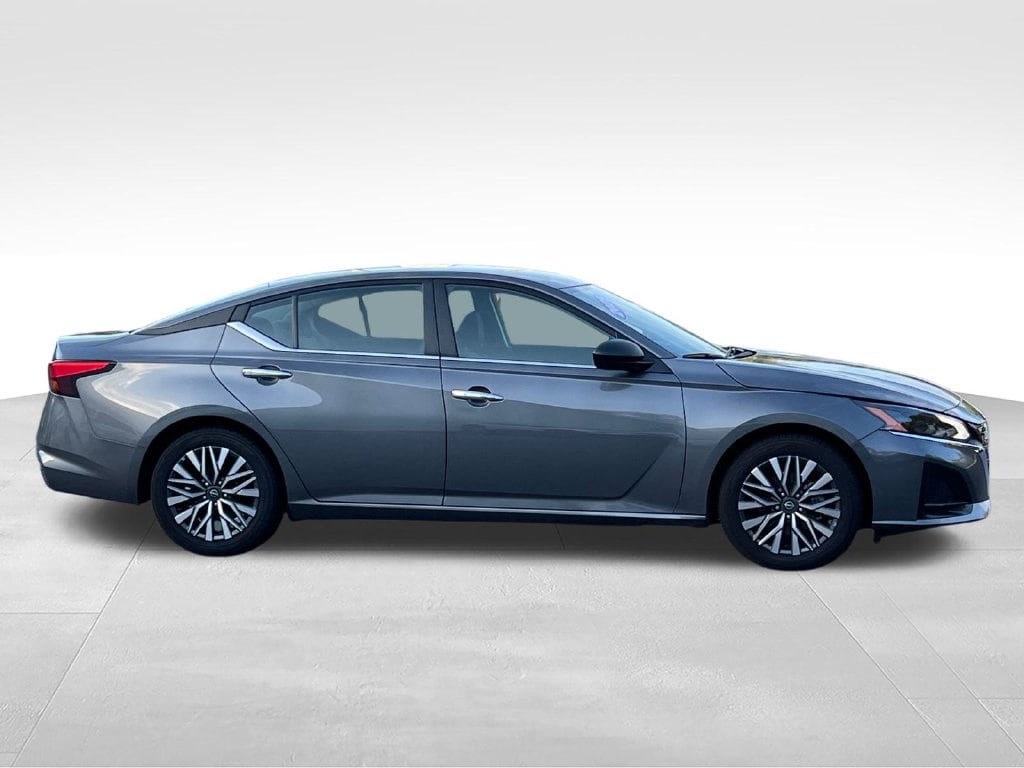 Used 2025 Nissan Altima SV Sedan