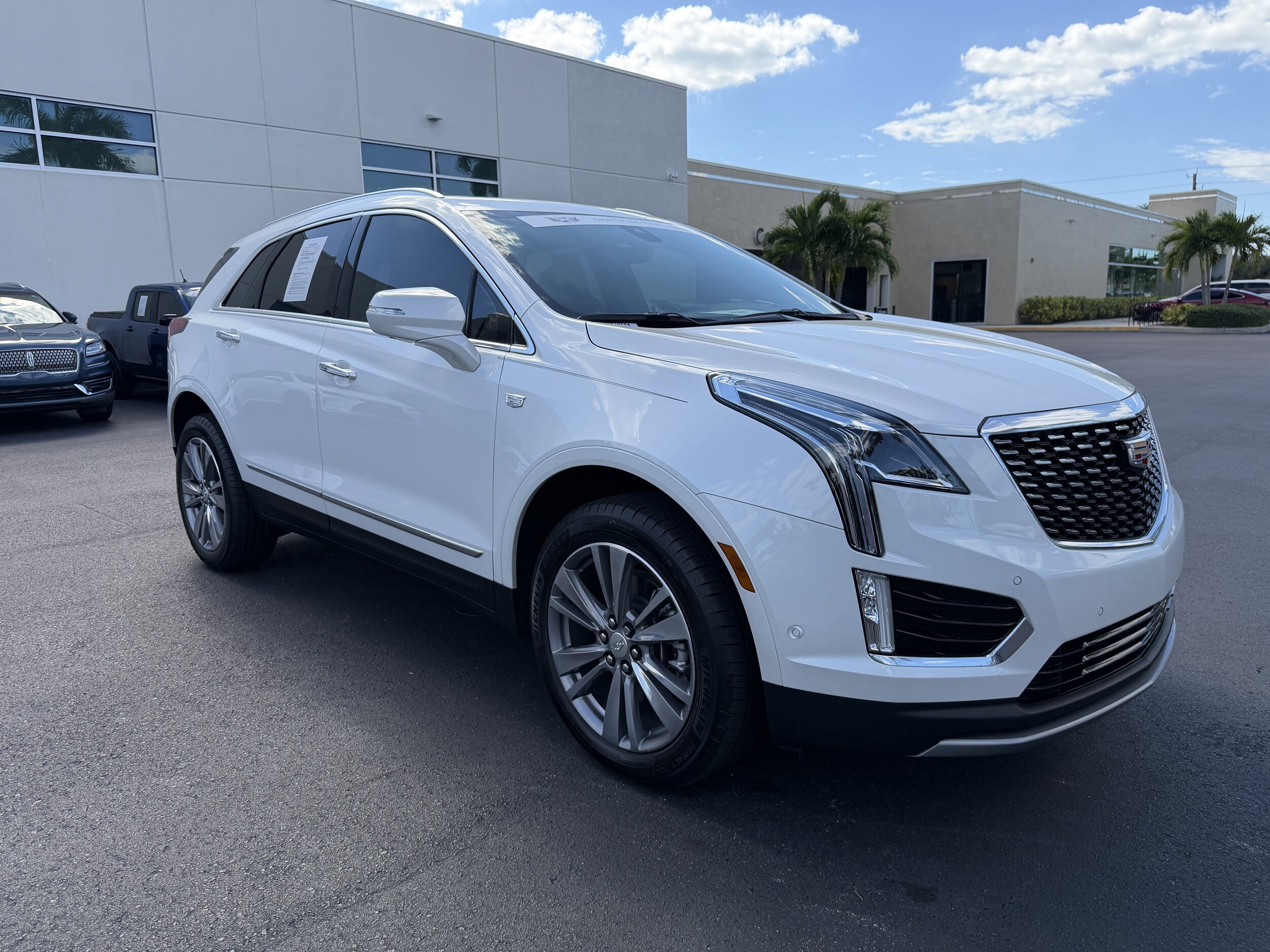 2025 Cadillac XT5 Premium Luxury photo 2