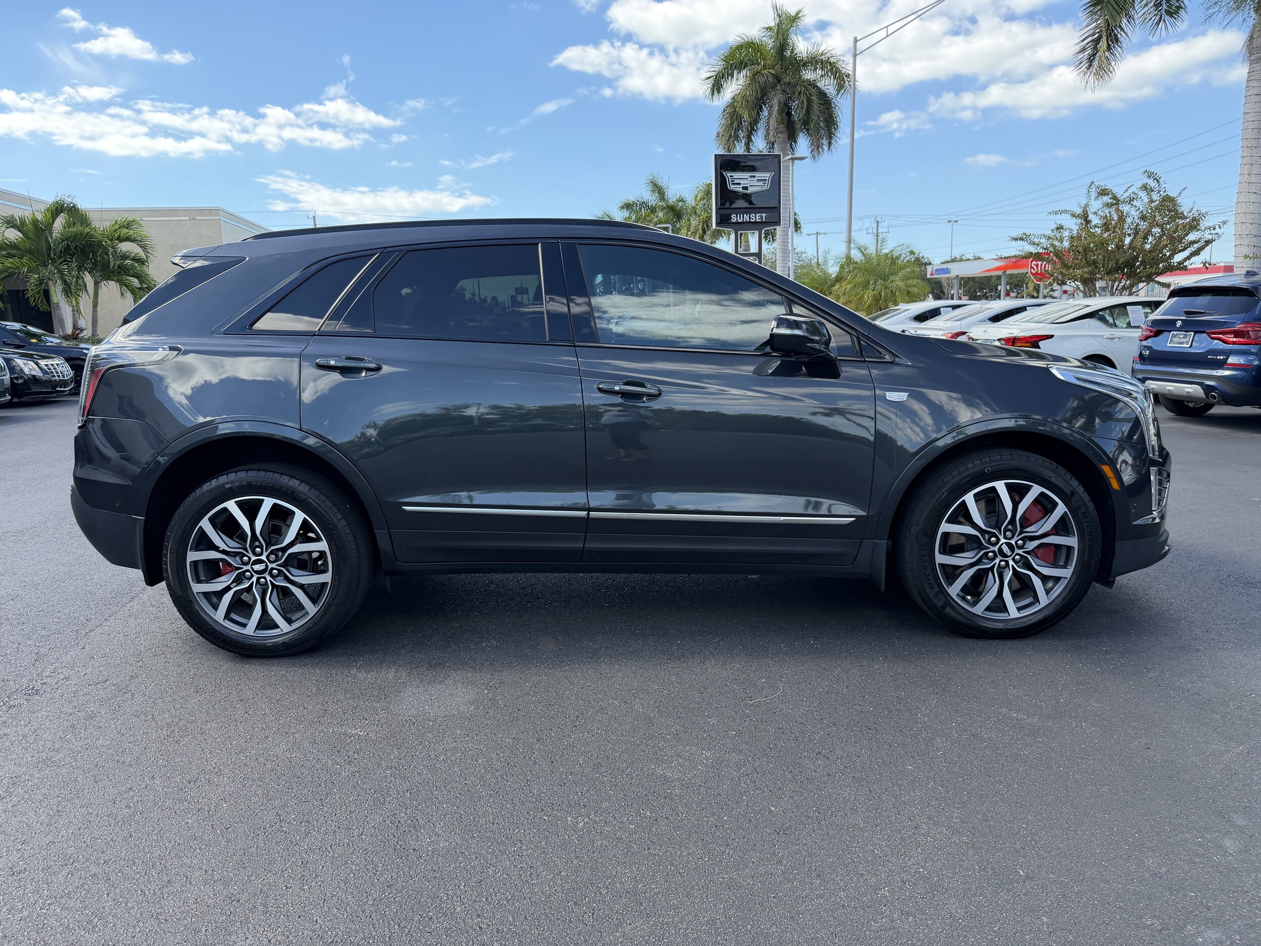 2022 Cadillac XT5 Sport photo 2