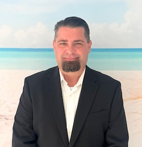 Staff member Jason Deenik from ID_b37af8