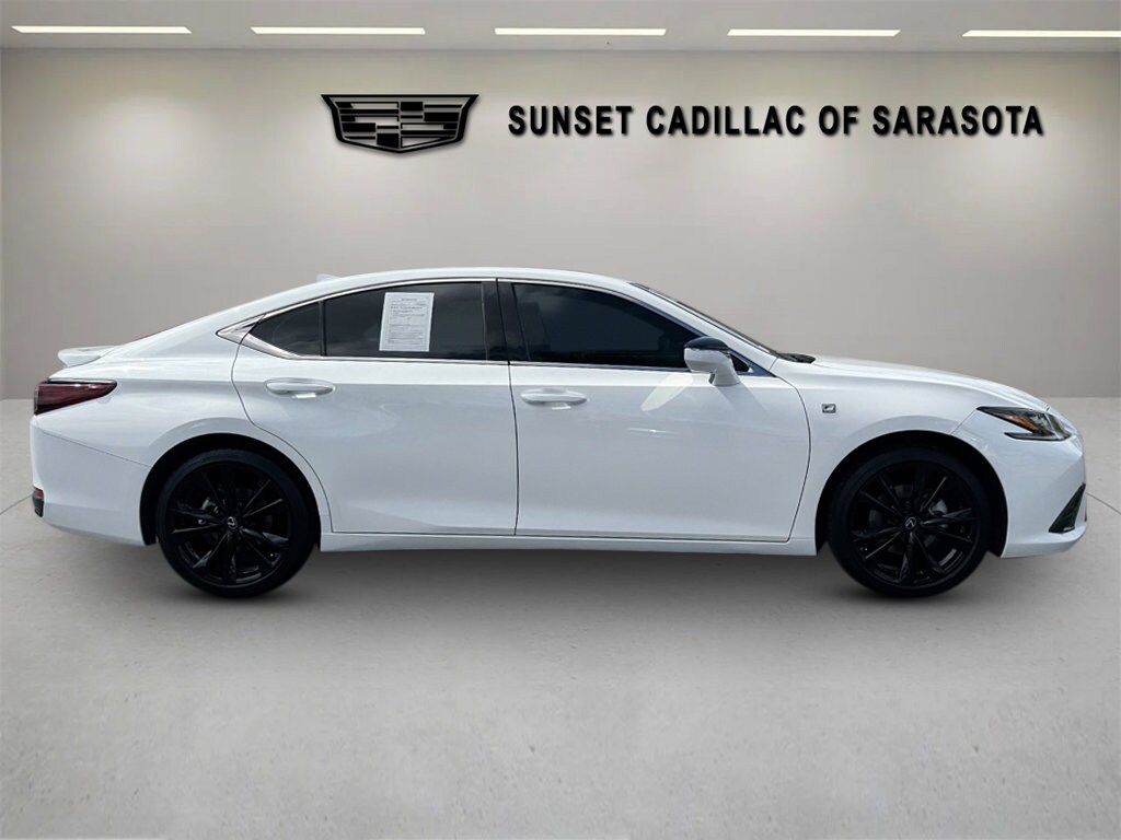 2024 Lexus ES 300h photo 2