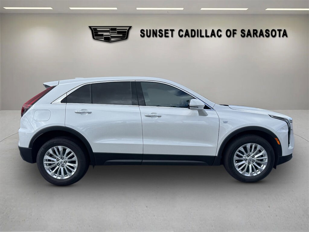 2024 Cadillac XT4 Luxury photo 2
