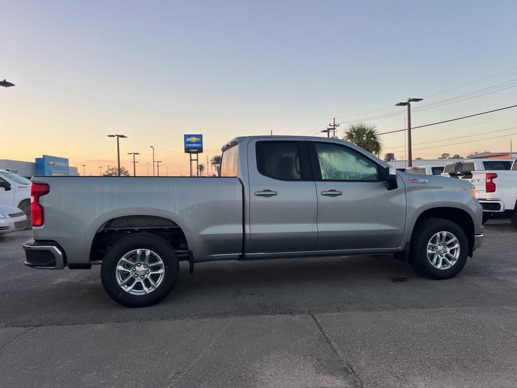 2025 Chevrolet Silverado 1500 LT photo 4