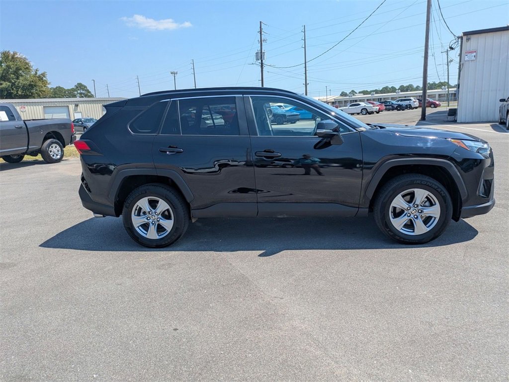 2025 Toyota RAV4 XLE photo 3