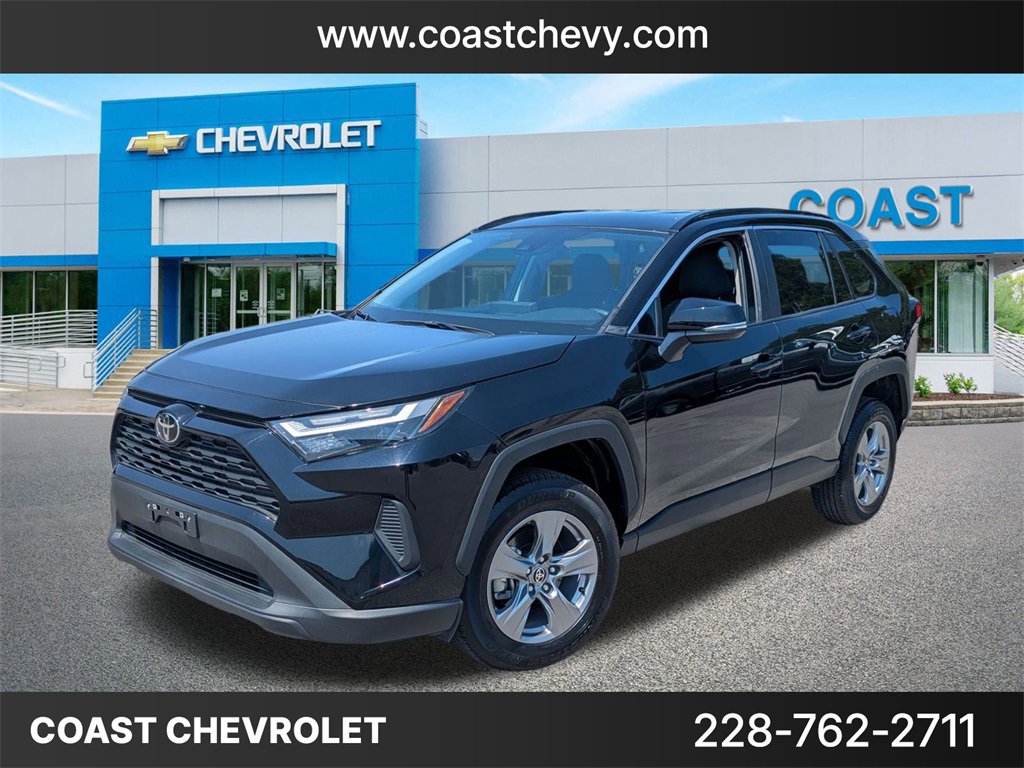 2025 Toyota RAV4 XLE's photo