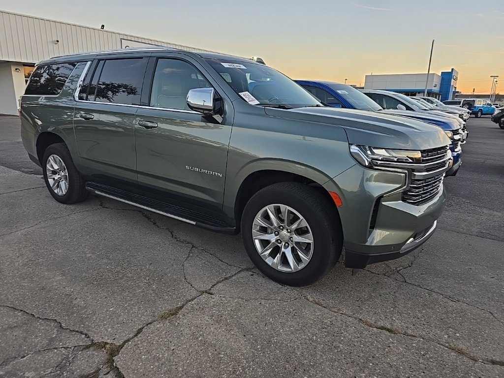 2023 Chevrolet Suburban Premier photo 2