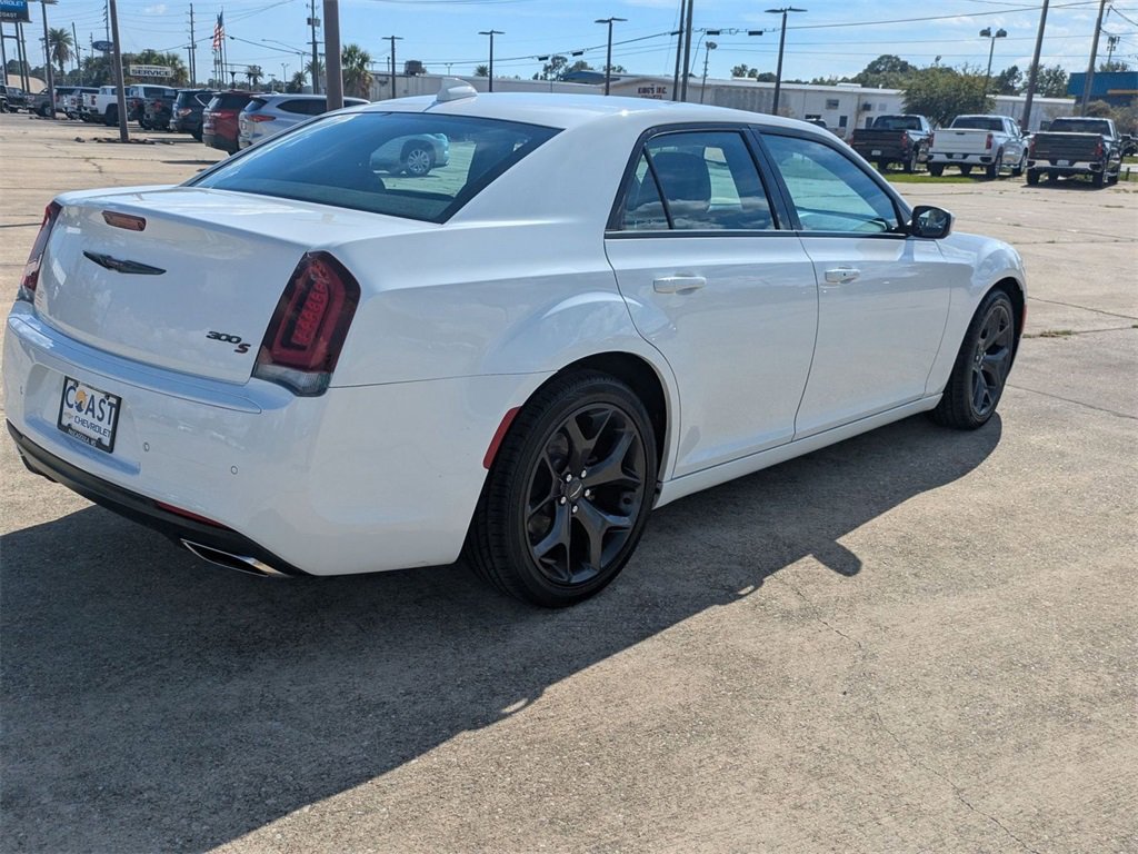 2021 Chrysler 300 LX photo 4