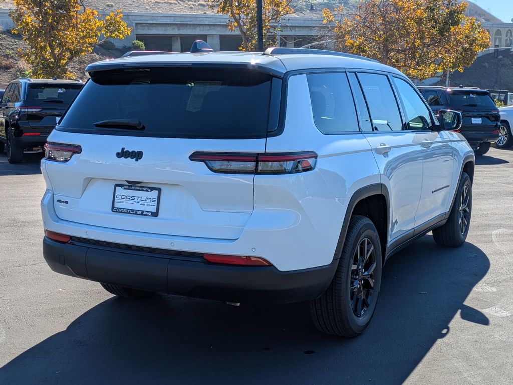 2025 Jeep Grand Cherokee Altitude photo 2