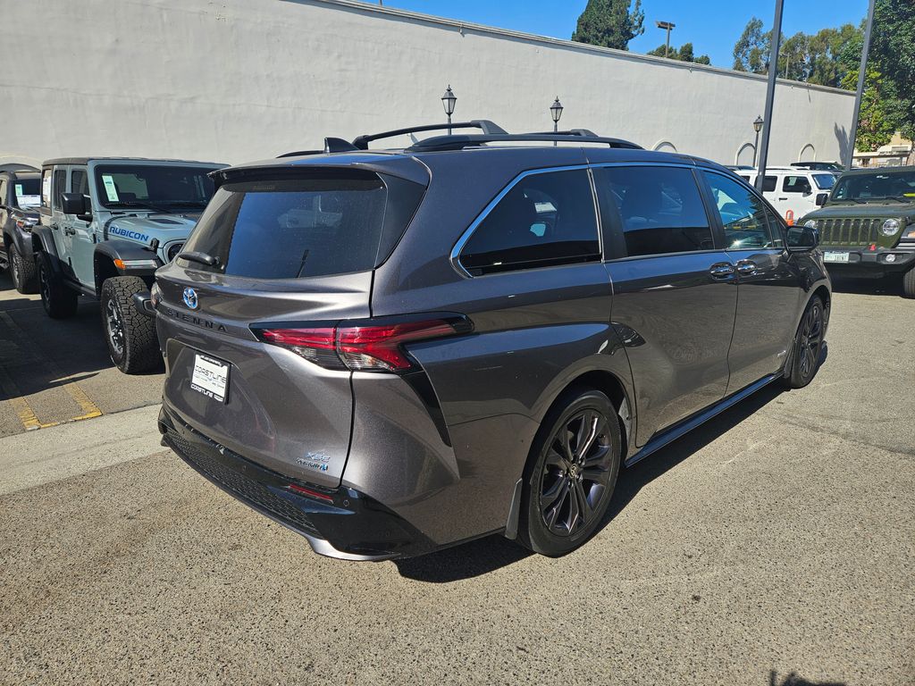 2021 Toyota Sienna XSE photo 2